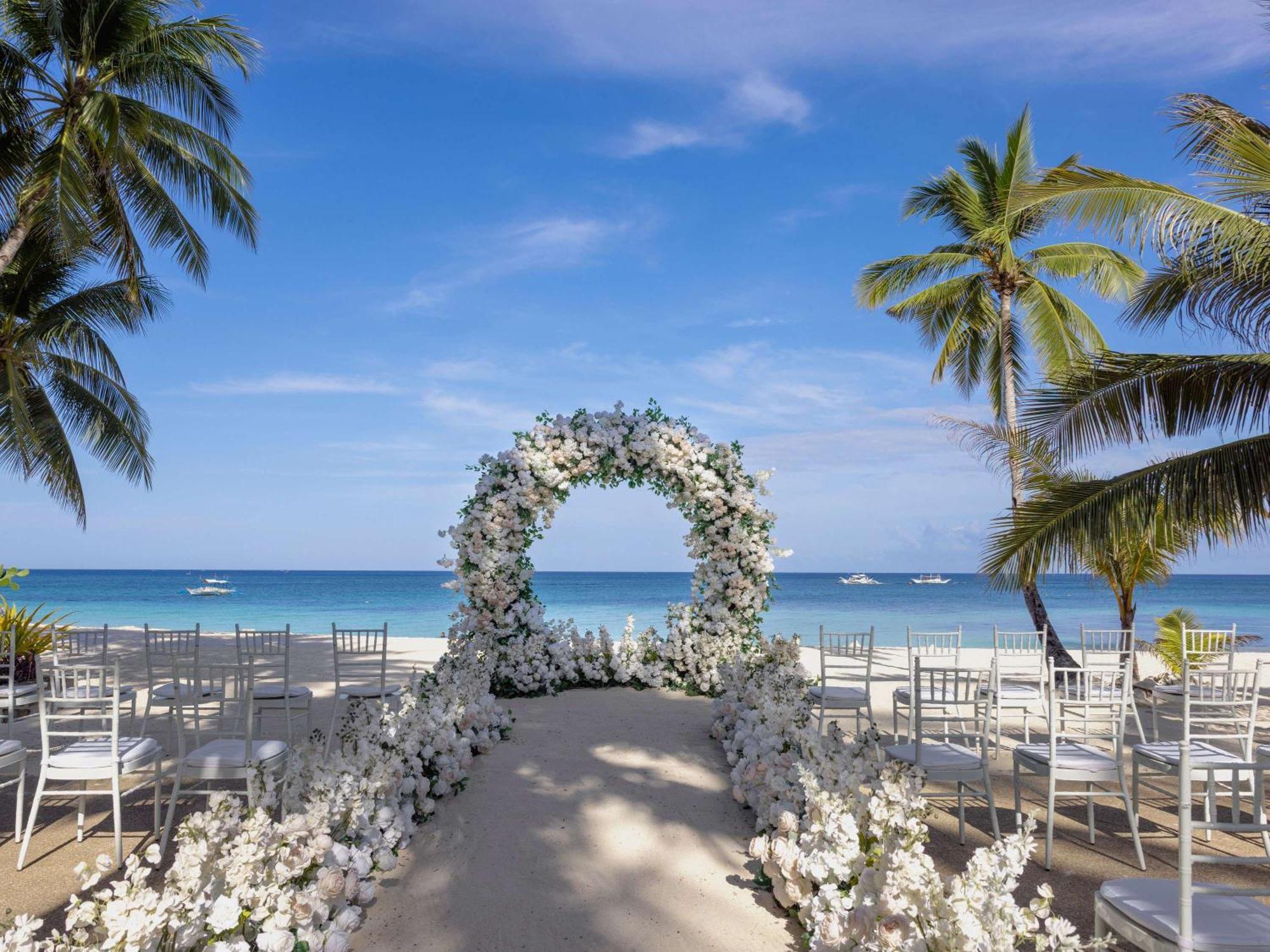 Movenpick Resort & Spa Boracay Yapak Kültér fotó A beach wedding in Cancun, Mexico
