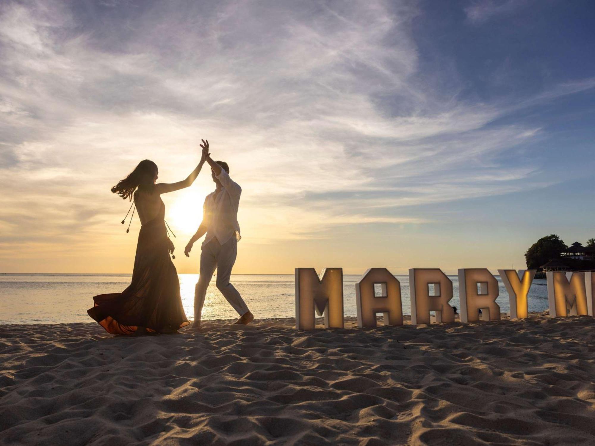 Movenpick Resort & Spa Boracay Yapak Kültér fotó A newly married couple on a beach