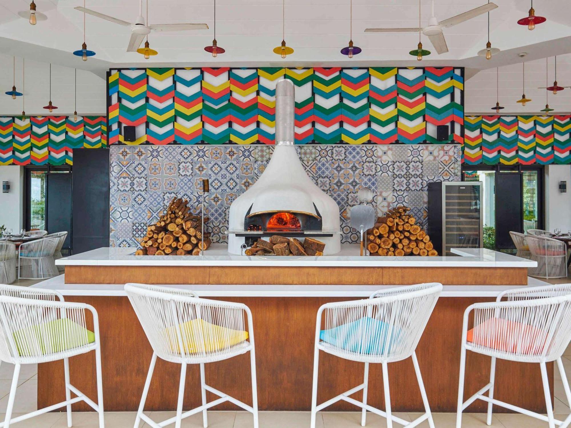 Movenpick Resort & Spa Boracay Yapak Kültér fotó The Pizza Bar at the Hotel