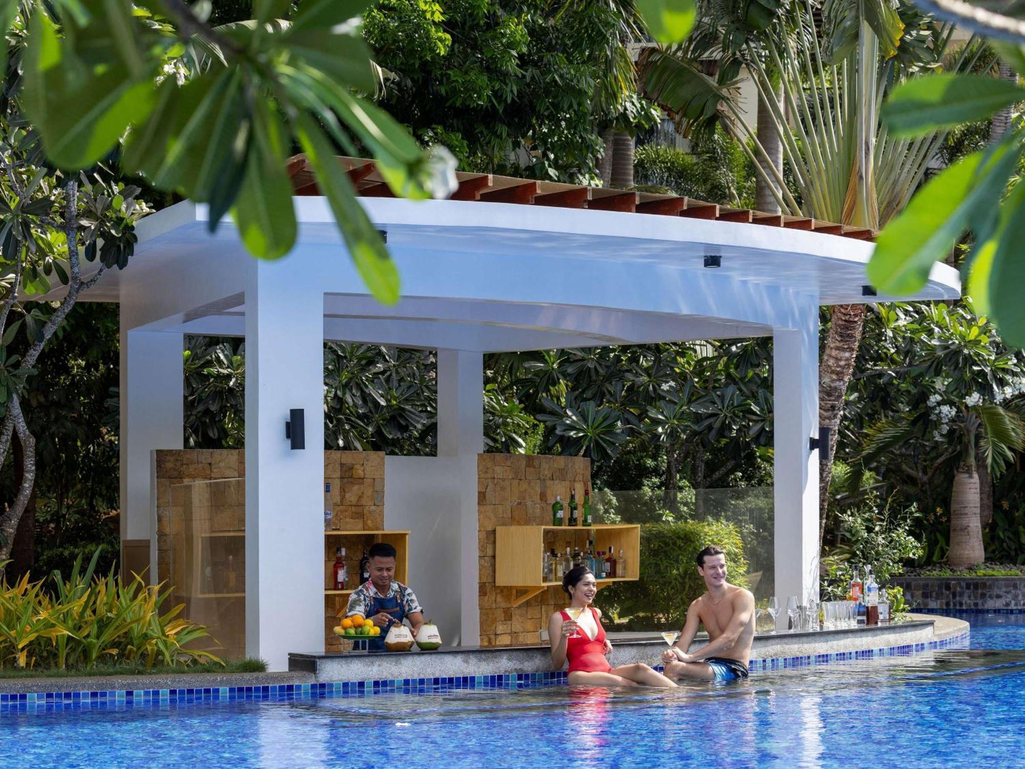 Movenpick Resort & Spa Boracay Yapak Kültér fotó The swimming pool at the resort