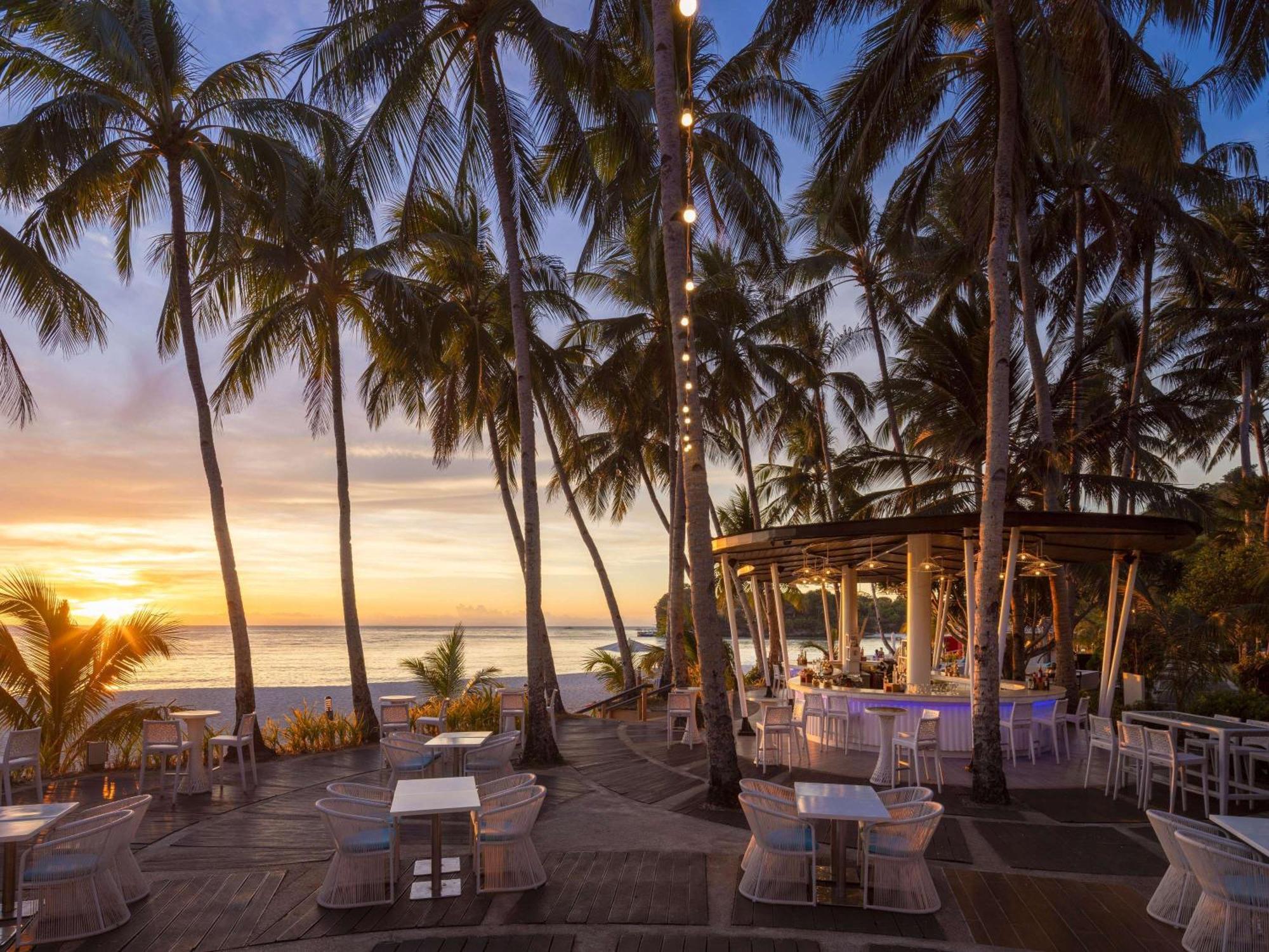 Movenpick Resort & Spa Boracay Yapak Kültér fotó Sunset at the beach bar