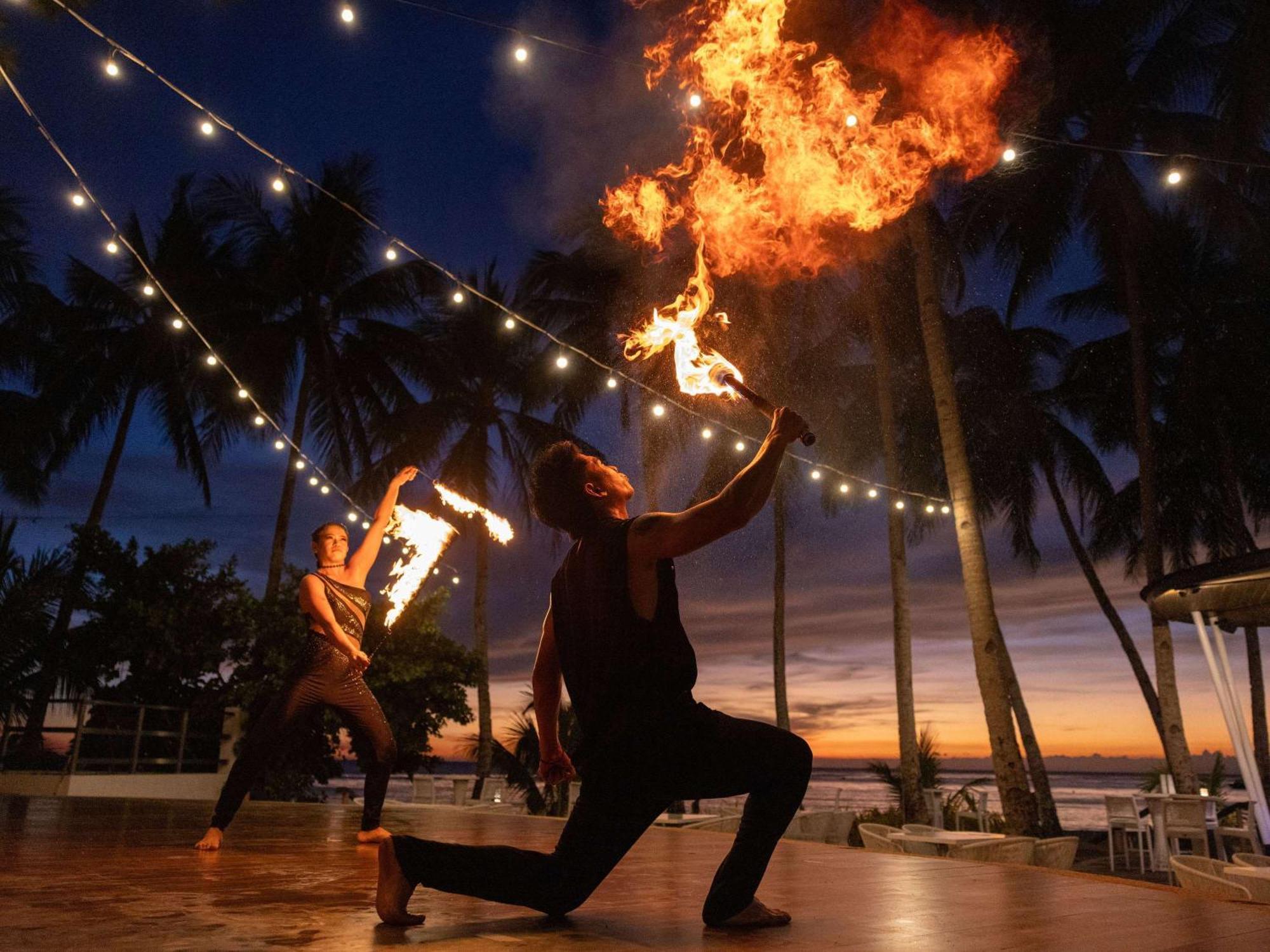 Movenpick Resort & Spa Boracay Yapak Kültér fotó Luau at the Royal Hawaiian Hotel