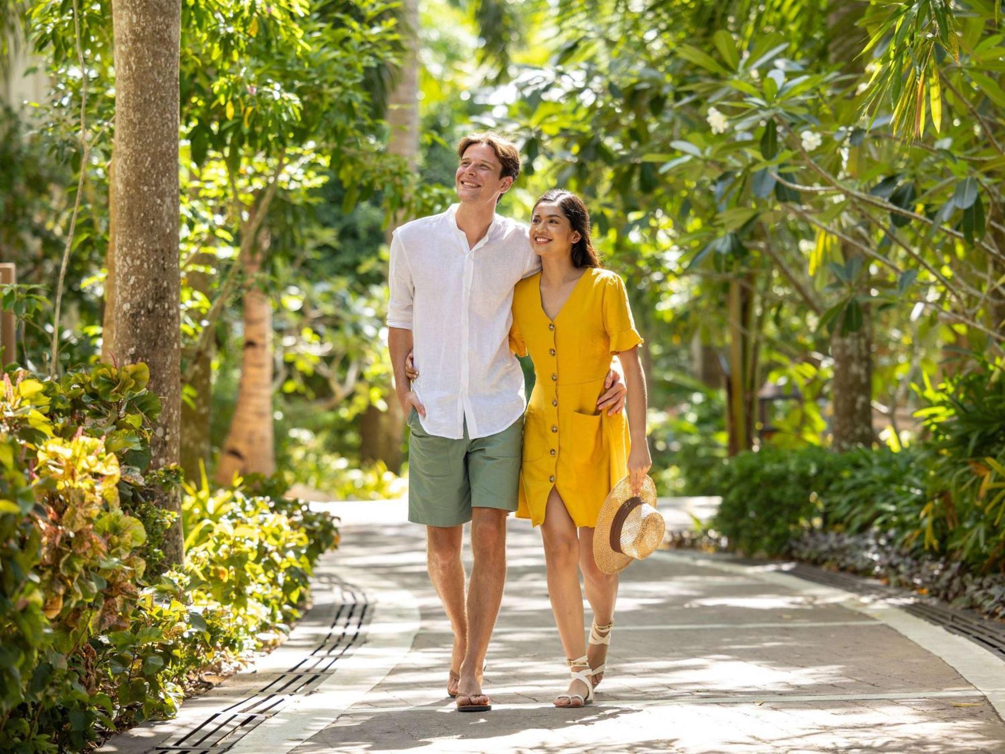 Movenpick Resort & Spa Boracay Yapak Kültér fotó A couple walking together