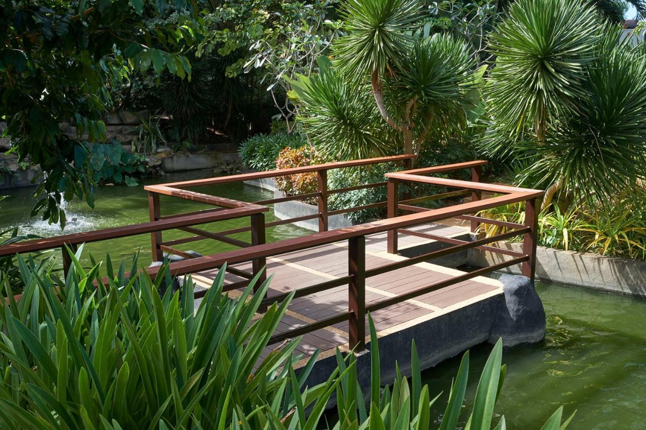 Movenpick Resort & Spa Boracay Yapak Kültér fotó The bridge at the entrance of the park